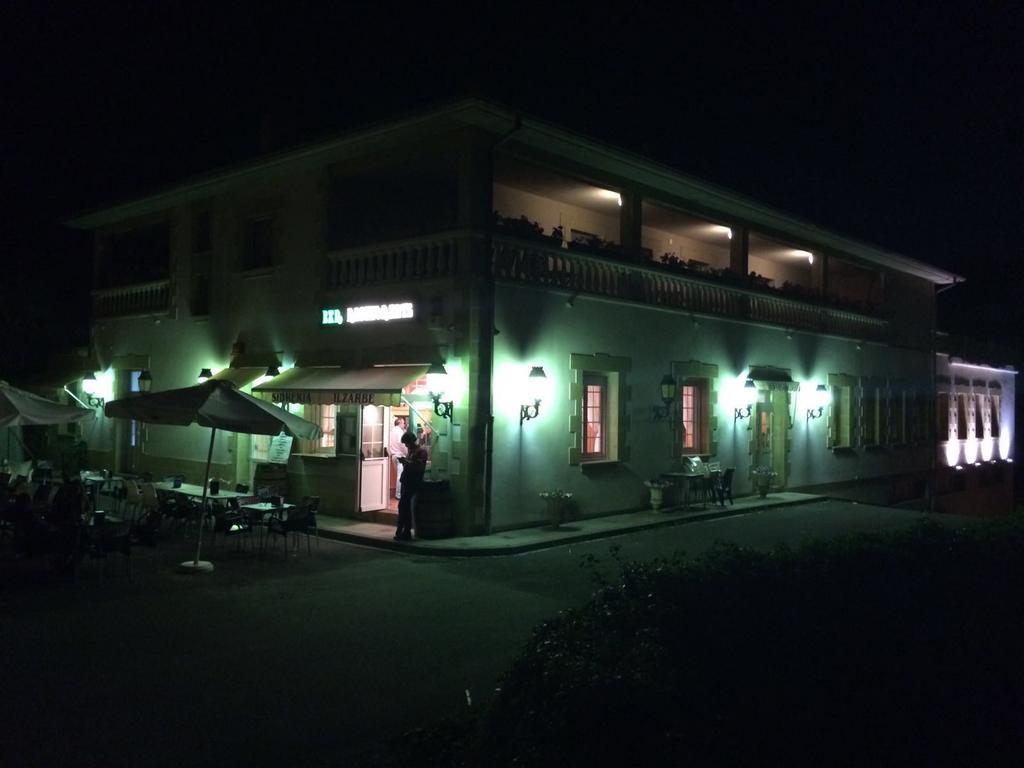 Hostal Zubi XXI Puente la Reina エクステリア 写真