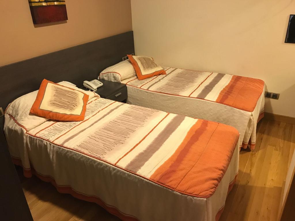 Hostal Zubi XXI Puente la Reina エクステリア 写真