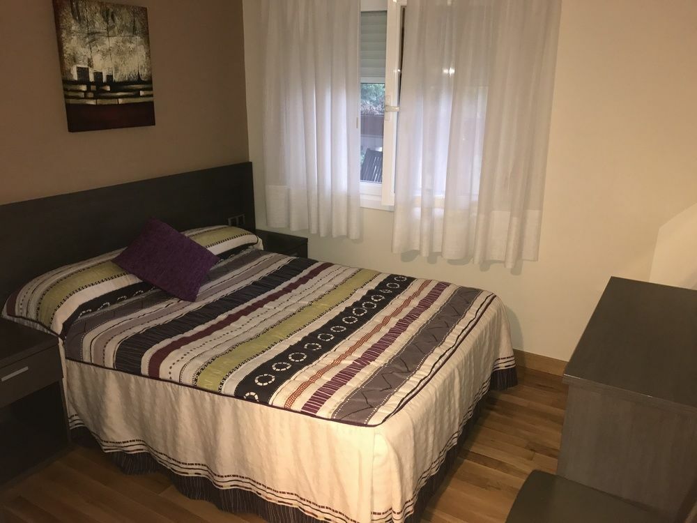 Hostal Zubi XXI Puente la Reina エクステリア 写真